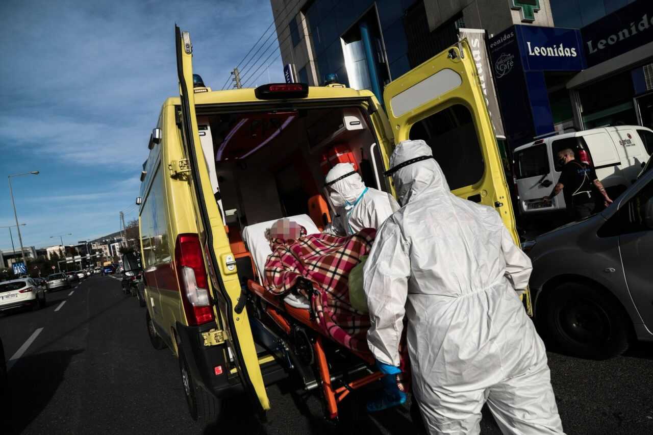 Υψηλός αριθμός κρουσμάτων και εισαγωγών πιέζει το ΕΣΥ – Ανησυχία από τις μεταλλάξεις (video)