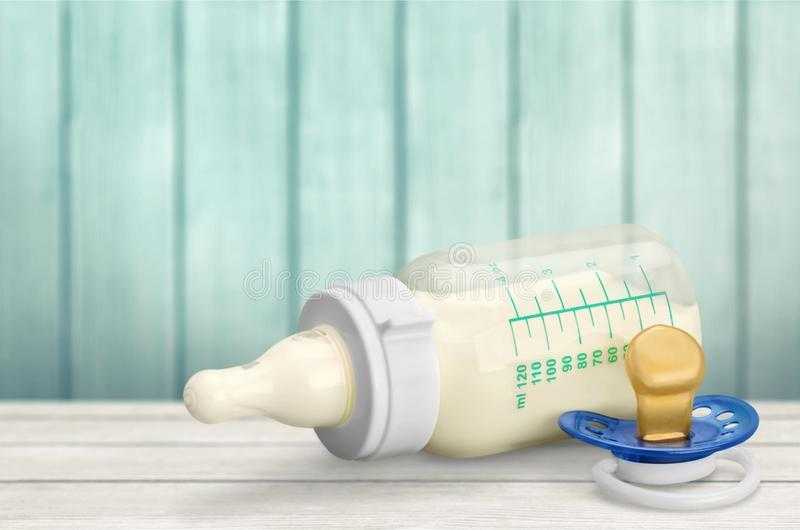 Mπιμπερό και πιπίλες: Όλα όσα πρέπει να ξέρετε για την αποστείρωσή τους