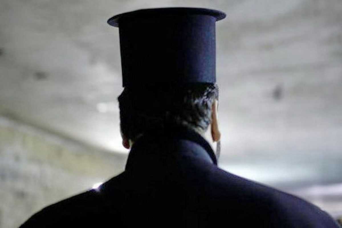 Πάπας έκρυβε στα ράσα του… περίστροφο!