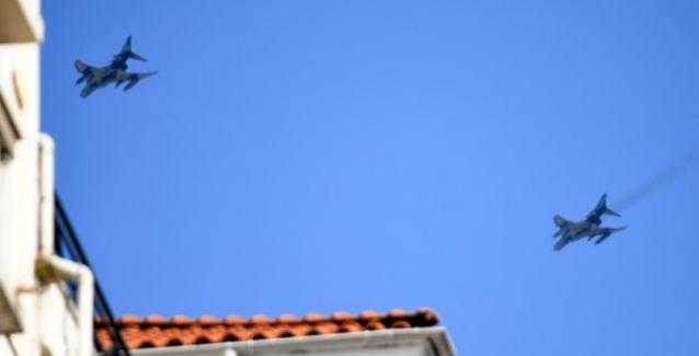 Μαχητικά αεροσκάφη πετούν πάνω από την Άρτα