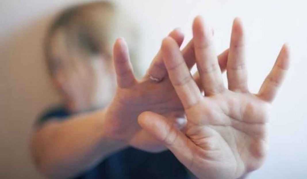 Φρίκη: 40χρονος βίασε την 22χρονη κόρη του φίλου του