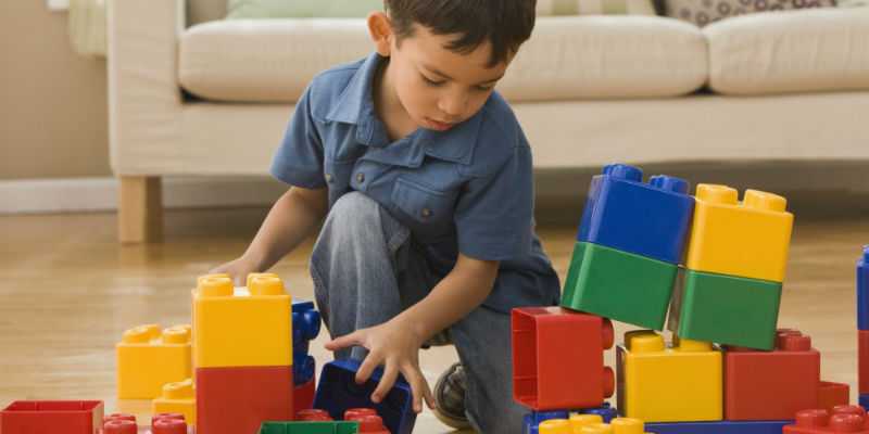 Πώς θα μάθει το παίδι να παίζει μόνο του;