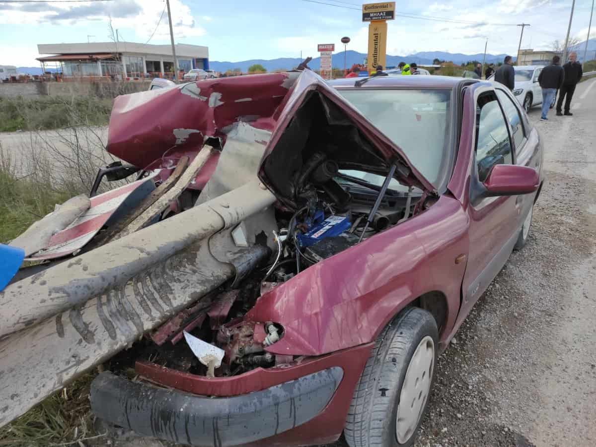 Σοκαριστικό τροχαίο: Αυτοκίνητο «καρφώθηκε» στις μπάρες στην Ε.Ο. Αντιρρίου – Ιωαννίνων.