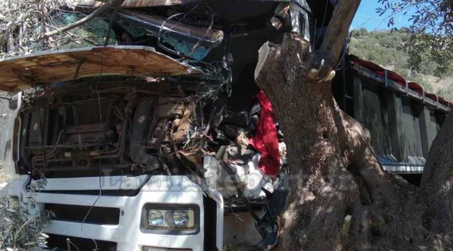 Τραγικό τροχαίο: 31χρονος «Καρφώθηκε» με το φορτηγό του σε δέντρο 
