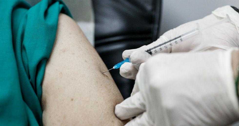 Οι φήμες για παρενέργειες καθυστερούν τους εμβολιασμούς στα Ιωάννινα