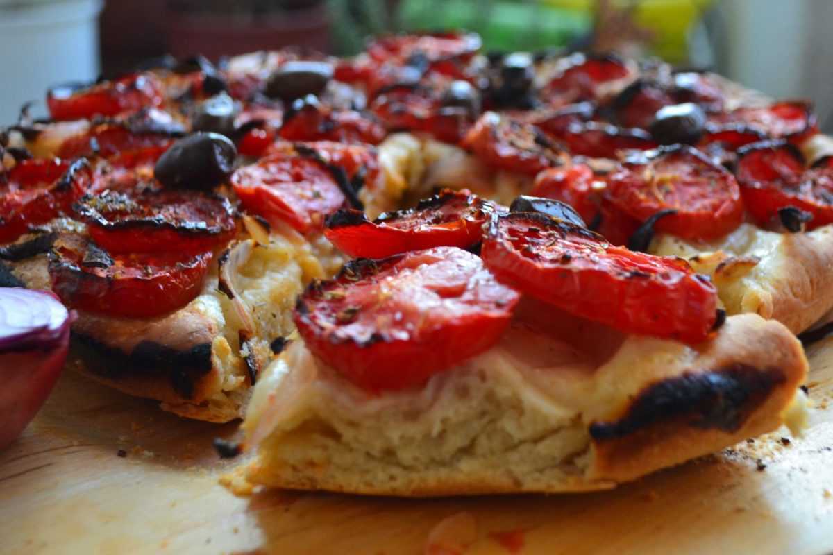 Νηστίσιμη αλευρόπιτα με ελιές και ντομάτα