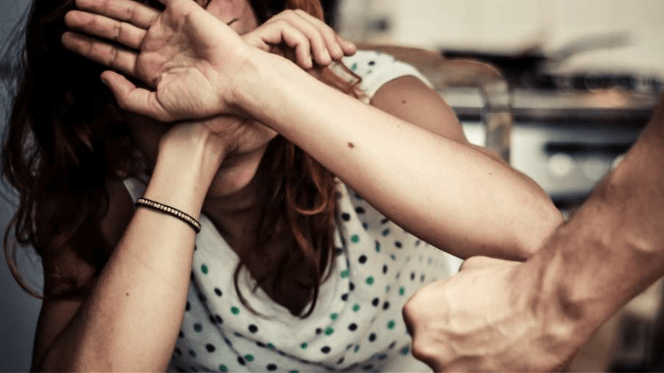 Φρίκη: Αλλοδαπός παρουσία 4 ατόμων βίασε και κούρεψε 25χρονη!