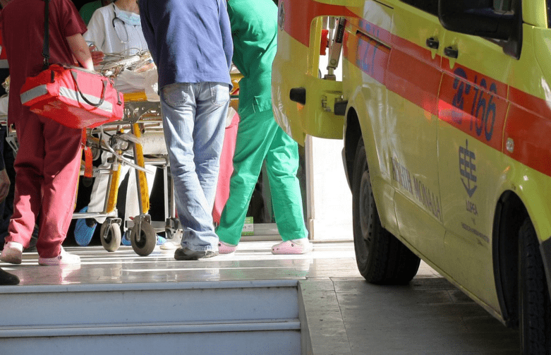 Τραγωδία: 62χρονος έπεσε από το μπαλκόνι και σκοτώθηκε προσπαθώντας να αλλάξει λάμπα στο μπαλκόνι του σπιτιού του.