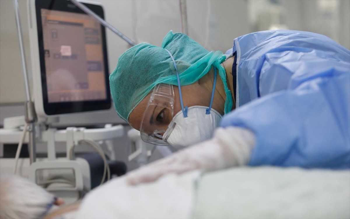 «Έκρηξη» με 4.033 κρούσματα, 802 οι διασωληνωμένοι και 93 νέοι θάνατοι το τελευταίο 24ωρο 