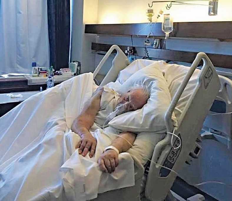 Φωτογραφία -σοκ: Καταβεβλημένος και με μάσκα οξυγόνου στο Λαϊκό ο Άκης Τσοχατζόπουλος