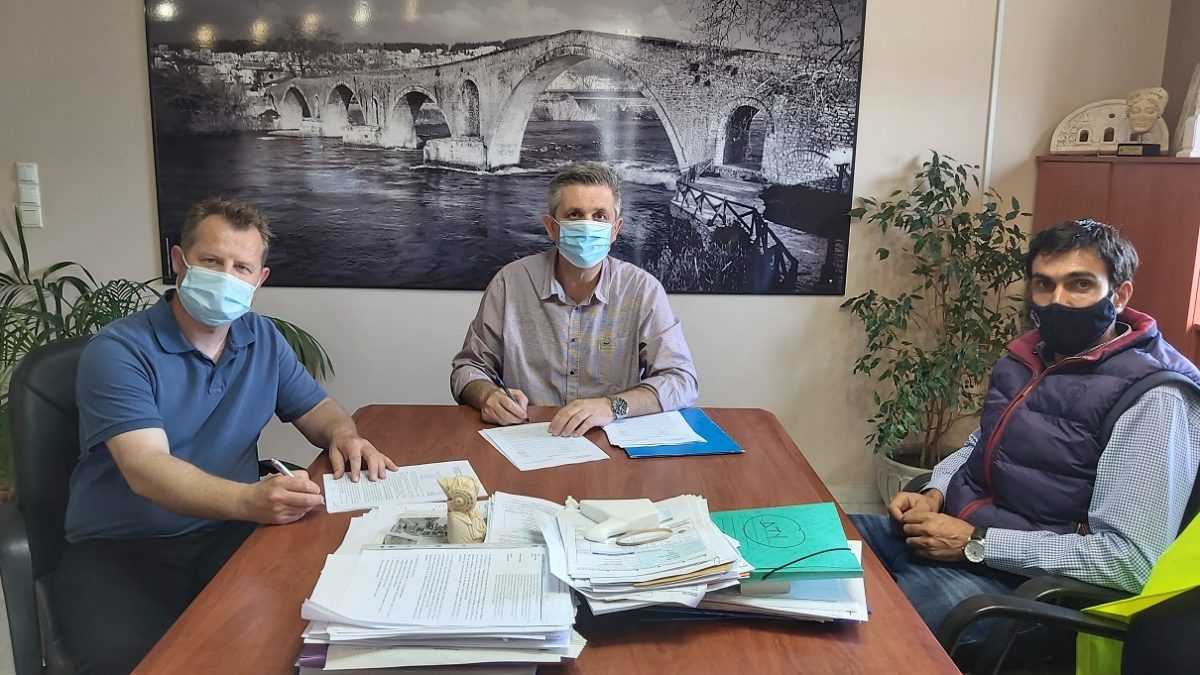 Με υπογραφή Δημάρχου ξεκινούν οι εργασίες τσιμεντόστρωσης – ασφαλτόστρωσης αγροτικών οδών στη Τοπική Κοινότητα Γραμμενίτσας