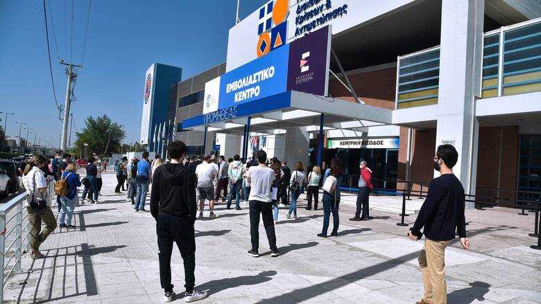 Προνόμια για τους εμβολιασμένους; – Τα σενάρια που εξετάζει η κυβέρνηση