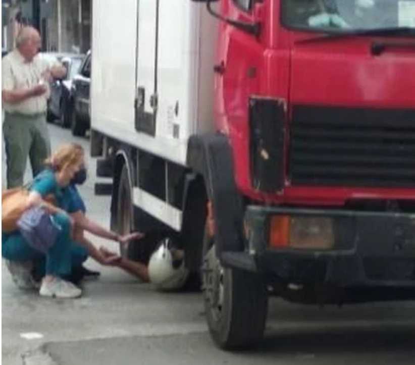 Σοκαριστικό τροχαίο: Κάτω από τις ρόδες φορτηγού βρέθηκε οδηγός δικύκλου.
