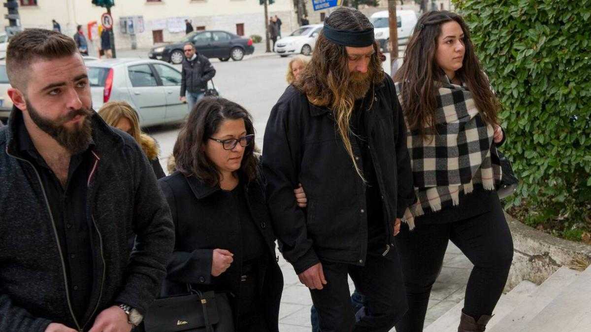 Υπόθεση Γιακουμάκη: Ξέσπασε η μητέρα του κατά την έναρξη της δίκης για τα βασανιστήρια