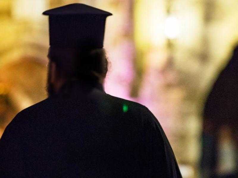 Ιερέας συνελήφθη στο Αγρίνιο για βιασμό ανήλικης – Είχε και υλικό παιδικής πορνογραφίας