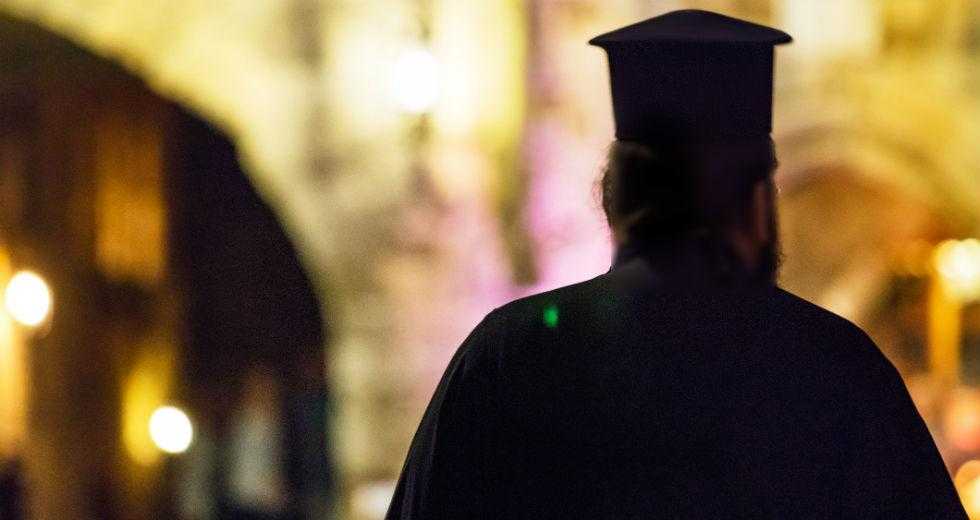 Στο νοσοκομείο φρουρούμενος ο 88χρονος ιερέας που σκότωσε γάτα