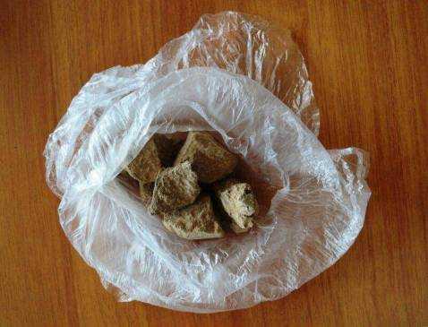 Άρτα: Πέταξε από το αυτοκίνητο που οδηγούσε ηρωίνη σε μορφή «βράχου»