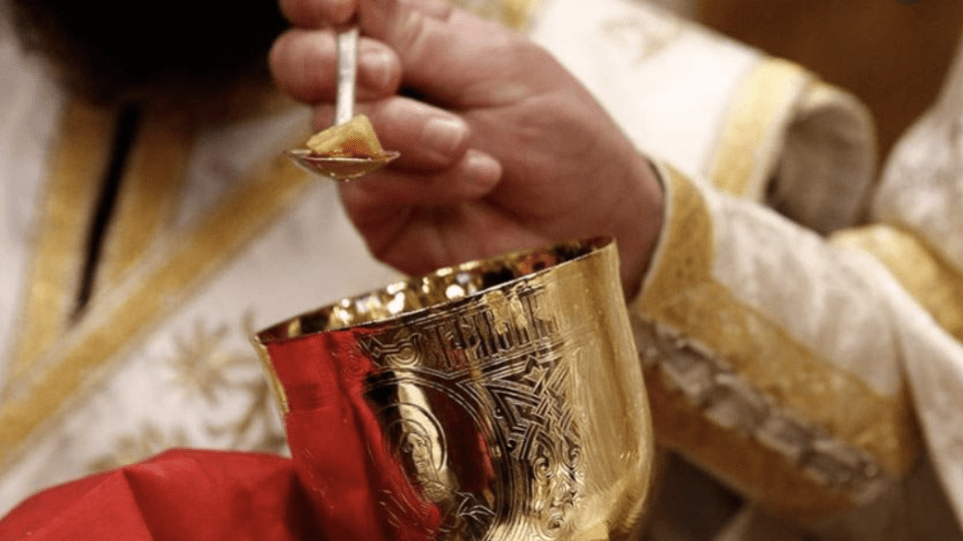 Ιωάννινα: «Έκανα λάθος» λέει ο ιερέας που χρησιμοποίησε κουταλάκια μιας χρήσης στη Θεία Κοινωνία