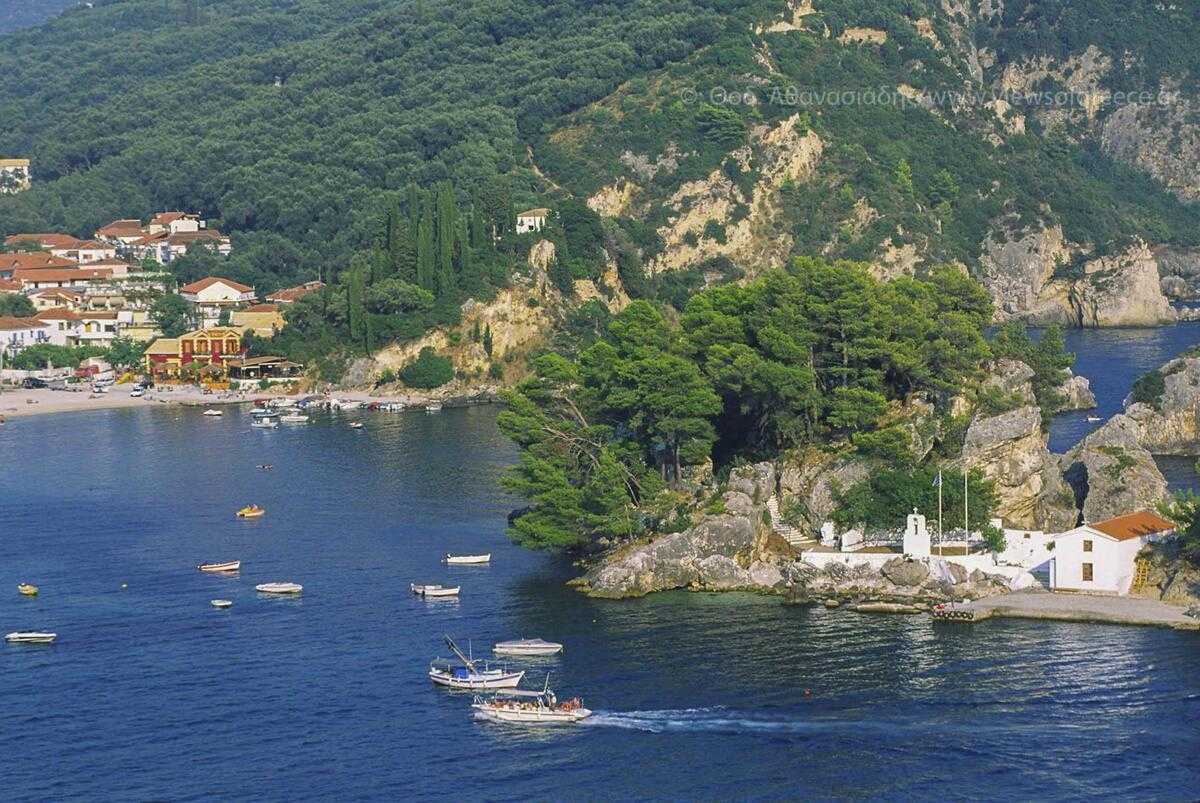 Πλοίο προσέκρουσε στο λιμάνι της Πάργας λόγω μηχανικής βλάβης.