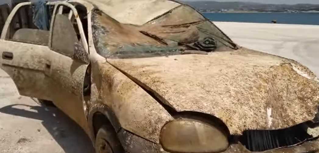 Τραγική κατάληξη για ηλικιωμένο: Βρέθηκε νεκρός μέσα στο αυτοκίνητό του στον βυθό του λιμανιού της της Κορίνθου.