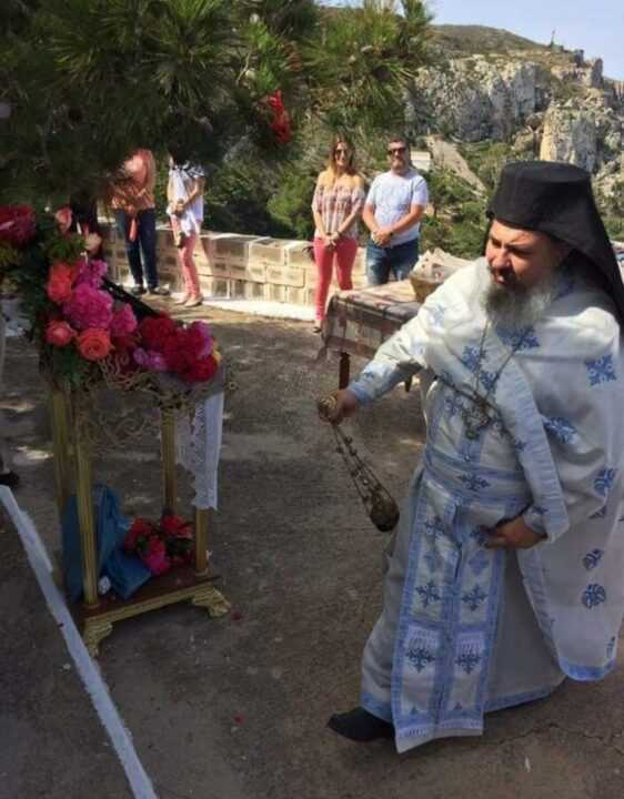 Τραγωδία: Αυτός είναι ο παπάς, που κάηκε ζωντανός σε φρικτό τροχαίο