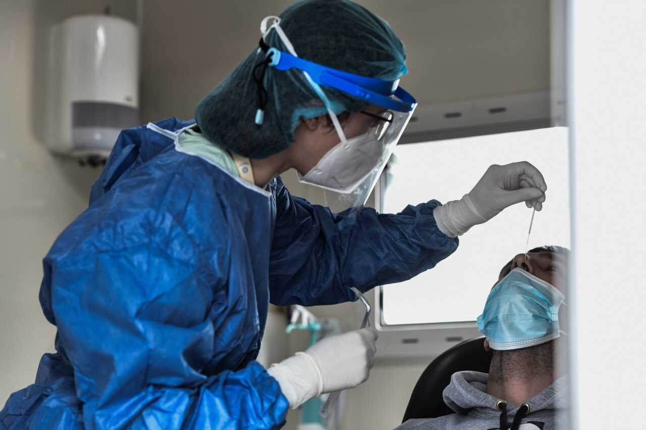 Π. Αρκουμανέας: Πρόβλεψη ως και για 3.000 κρούσματα σήμερα – Πέφτει ο μέσος όρος ηλικίας