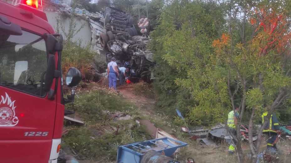 Εκτροπή νταλίκας σε χαράδρα στην Εγνατία οδό – Αίσιο τέλος είχε η προσπάθεια απεγκλωβισμού οδηγού