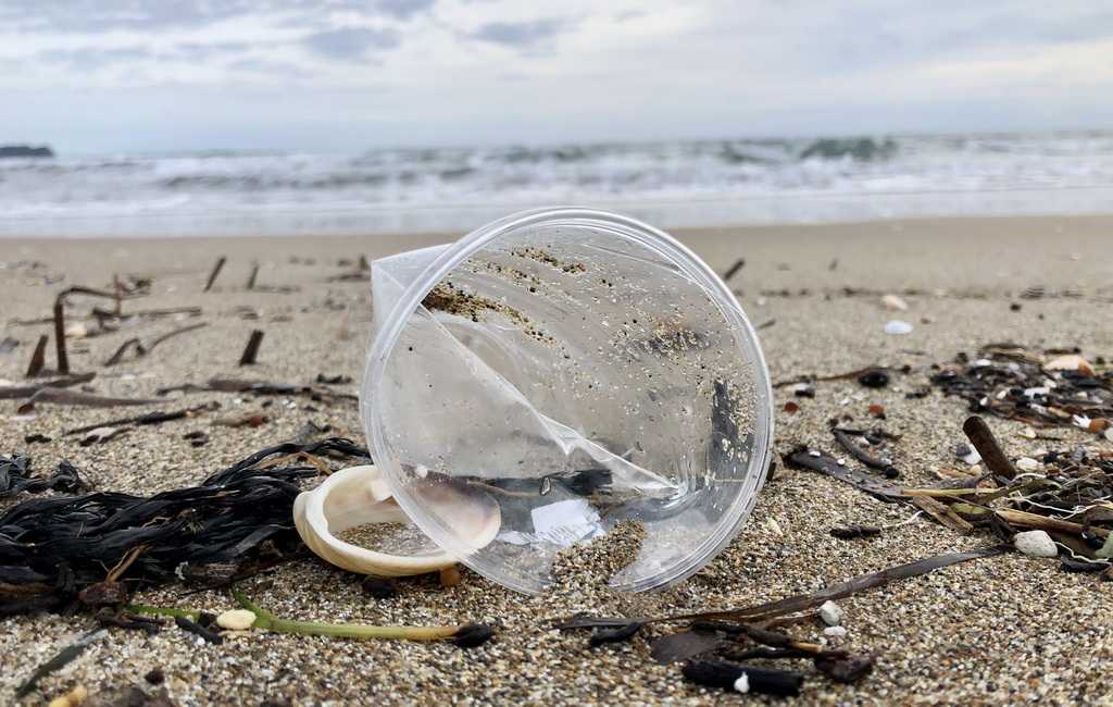 Λέμε «αντίο» στα πλαστικά μιας χρήσης από τις 5 Ιουλίου — Με τι θα αντικατασταθούν