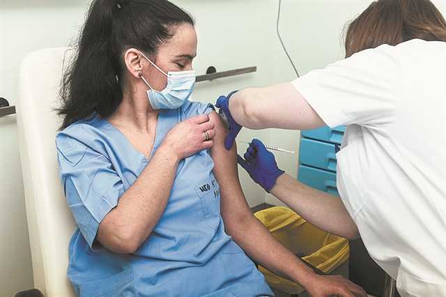 Υποχρεωτικός ο εμβολιασμός σε εργαζόμενους σε γηροκομεία και υγειονομικούς