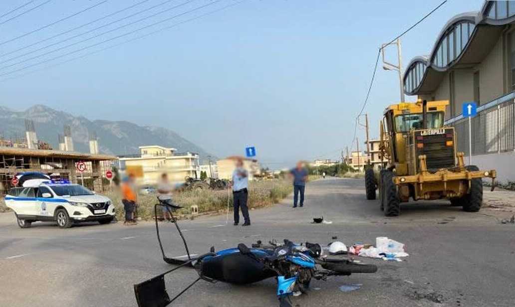 Σοβαρό τροχαίο: Σφοδρή σύγκρουση ντελιβερά με γκρέιντερ