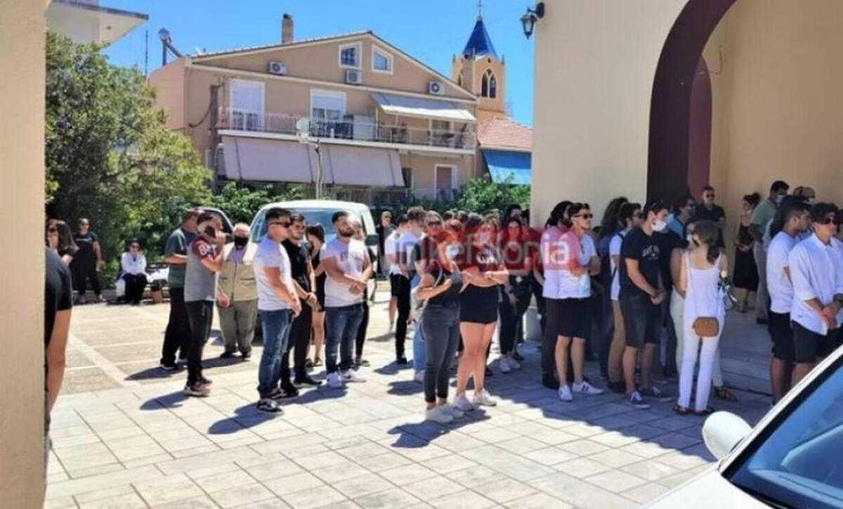 Ράγισαν καρδιές στην κηδεία της 16χρονης που σκοτώθηκε σε τροχαίο στην Κεφαλονιά