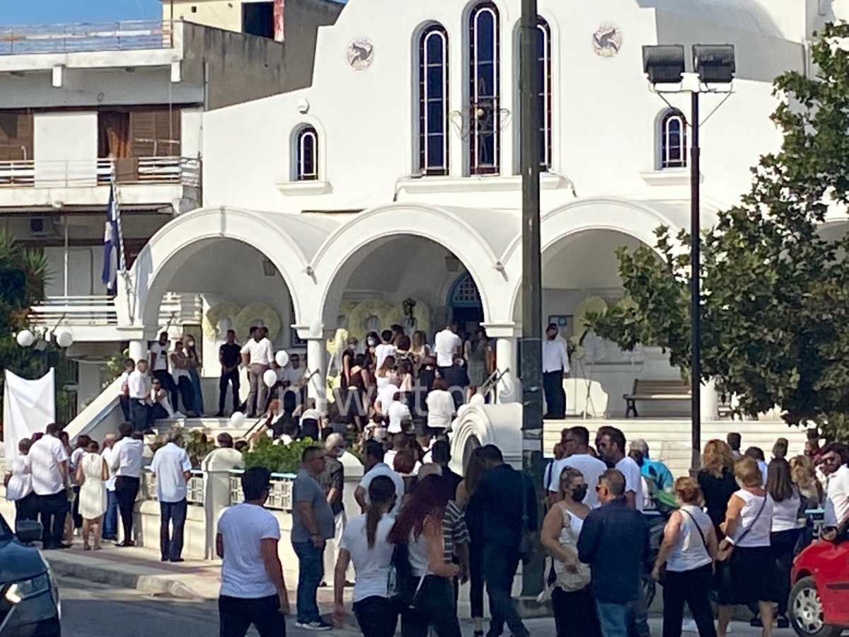 Έγκλημα στη Φολέγανδρο: Ραγίζουν καρδιές στη κηδεία της Γαρυφαλλιάς