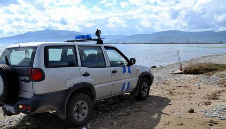 Νεαρή γυναίκα βρέθηκε νεκρή με τα ρούχα στη θάλασσα