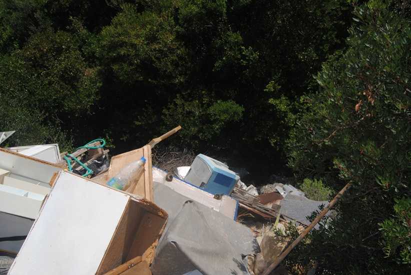 Βόρεια Τζουμέρκα: Πετούσε σκουπίδια σε χαράδρα