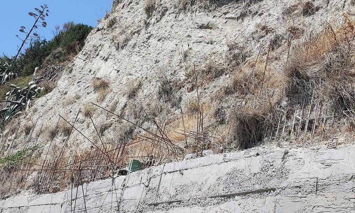 17χρονος τουρίστας έπεσε από γκρεμό και καρφώθηκε σε σιδερόβεργα – Σώθηκε από θαύμα