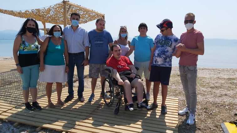 Ράμπες με μηχανισμό μετακίνησης των ΑμεΑ προς τη θάλασσα τοποθετήθηκαν σε παραλίες της Κορωνησίας Άρτας,