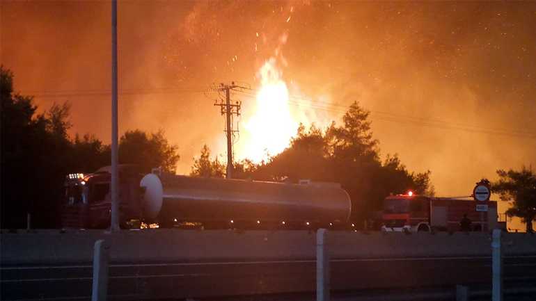 Δραματική εξέλιξη:  Οι φλόγες πέρασαν την Εθνική οδό Αθηνών – Λαμίας