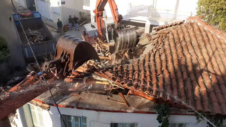 Ολοκληρώθηκε η κατεδάφιση εγκαταλελειμμένου σπιτιού στην οδό Μανωλιάσσης στην Άρτα