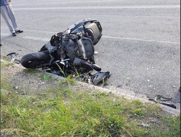 Νέα τραγωδία στην άσφαλτο: Νεαρός με την μηχανή του «καρφώθηκε» σε ΙΧ και σκοτώθηκε