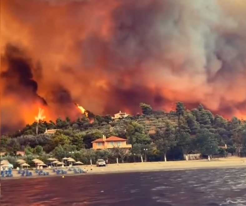 Εύβοια: Απομακρύνουν εγκλωβισμένους μέσω θαλάσσης – Δραματικές εικόνες ― Εκκενώθηκαν 12 οικισμοί (video)