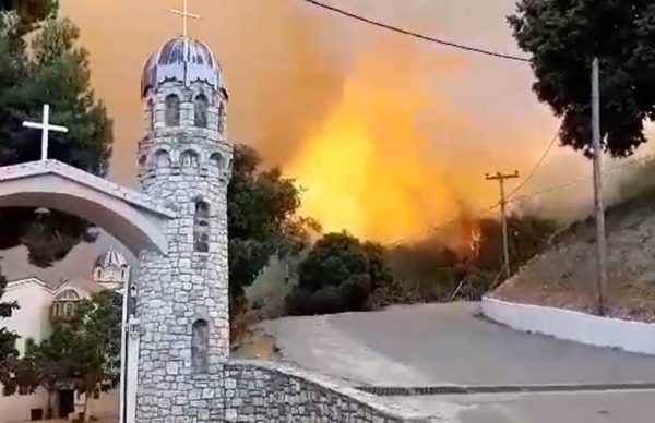 Συγκλονιστικό! Με τα Άγια Λείψανα του Οσίου Δαυίδ στα χέρια τους εγκατέλειψαν οι μοναχοί στην Εύβοια την Ιερά Μονή, που απειλείται από τις φλόγες!