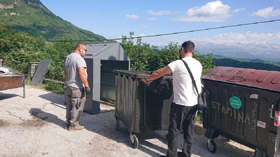 Κρύβουν τους κάδους από τις αρκούδες στο Ζαγόρι