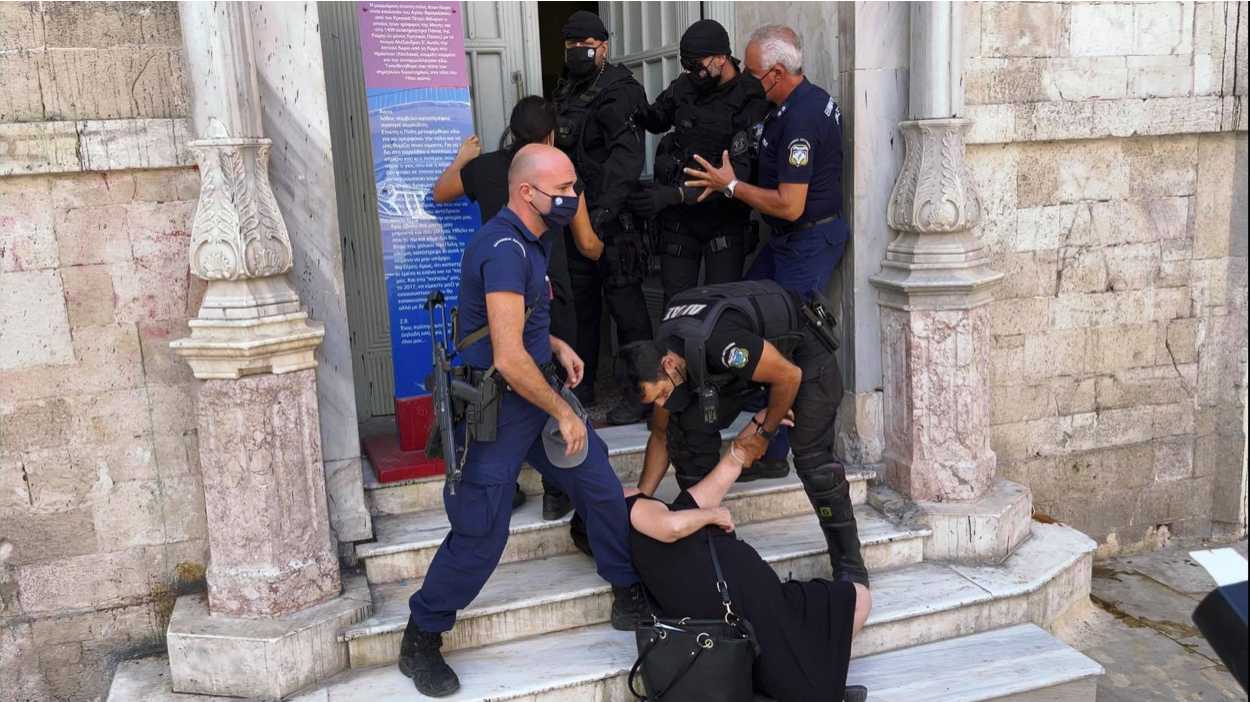 Έγκλημα στη Μεσαρά: Επίθεση στον δολοφόνο του επιχειρηματία – Οι σκηνές της έντασης στα δικαστήρια