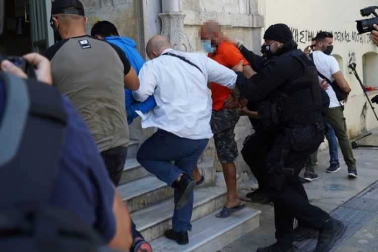 Έγκλημα στη Μεσαρά: Προφυλακίσθηκε ο 27χρονος Ρουμάνος – «Φονιά, φονιά» φώναζαν η μάνα και η χήρα του κτηνοτρόφου