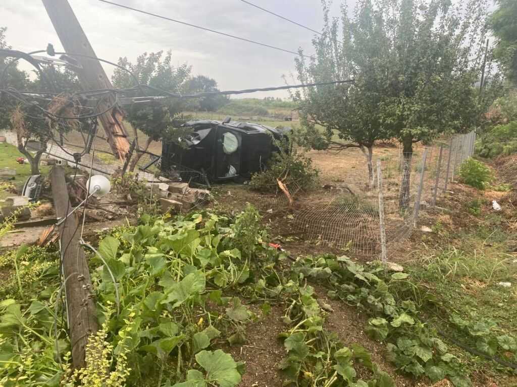 Αυτοκίνητο στο Λούρο Πρέβεζας προσγειώθηκε στην αυλή σπιτιού και έπεσε πάνω σε κολώνα της ΔΕΗ