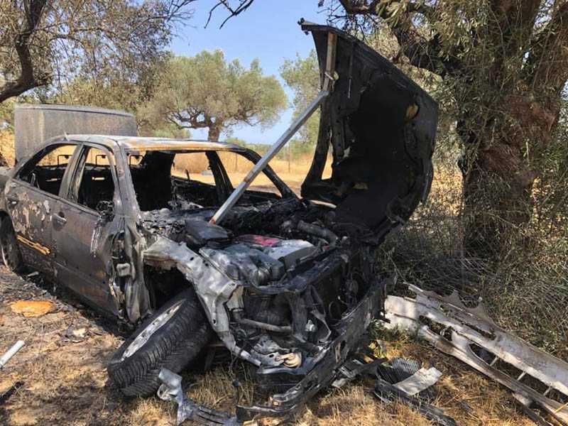 Αυτοκίνητο καρφώθηκε σε δέντρο και τυλίχτηκε στις φλόγες – Πρόλαβε και βγήκε από το αυτοκίνητο ο 18χρονος οδηγός