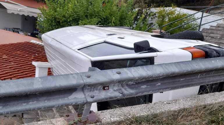 Απίστευτο τροχαίο: Φορτηγάκι «προσγειώθηκε» σε αυλή σπιτιού! (Βίντεο)