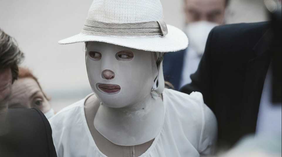 Επίθεση με βιτριόλι: Αρχίζει η δίκη – Έφτασε στο δικαστήριο η Ιωάννα φορώντας την ειδική μάσκα