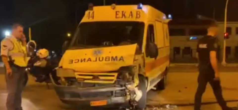 Σφοδρή σύγκρουση ΙΧ με ασθενοφόρο – Στο νοσοκομείο ένα τρίχρονο κοριτσάκι