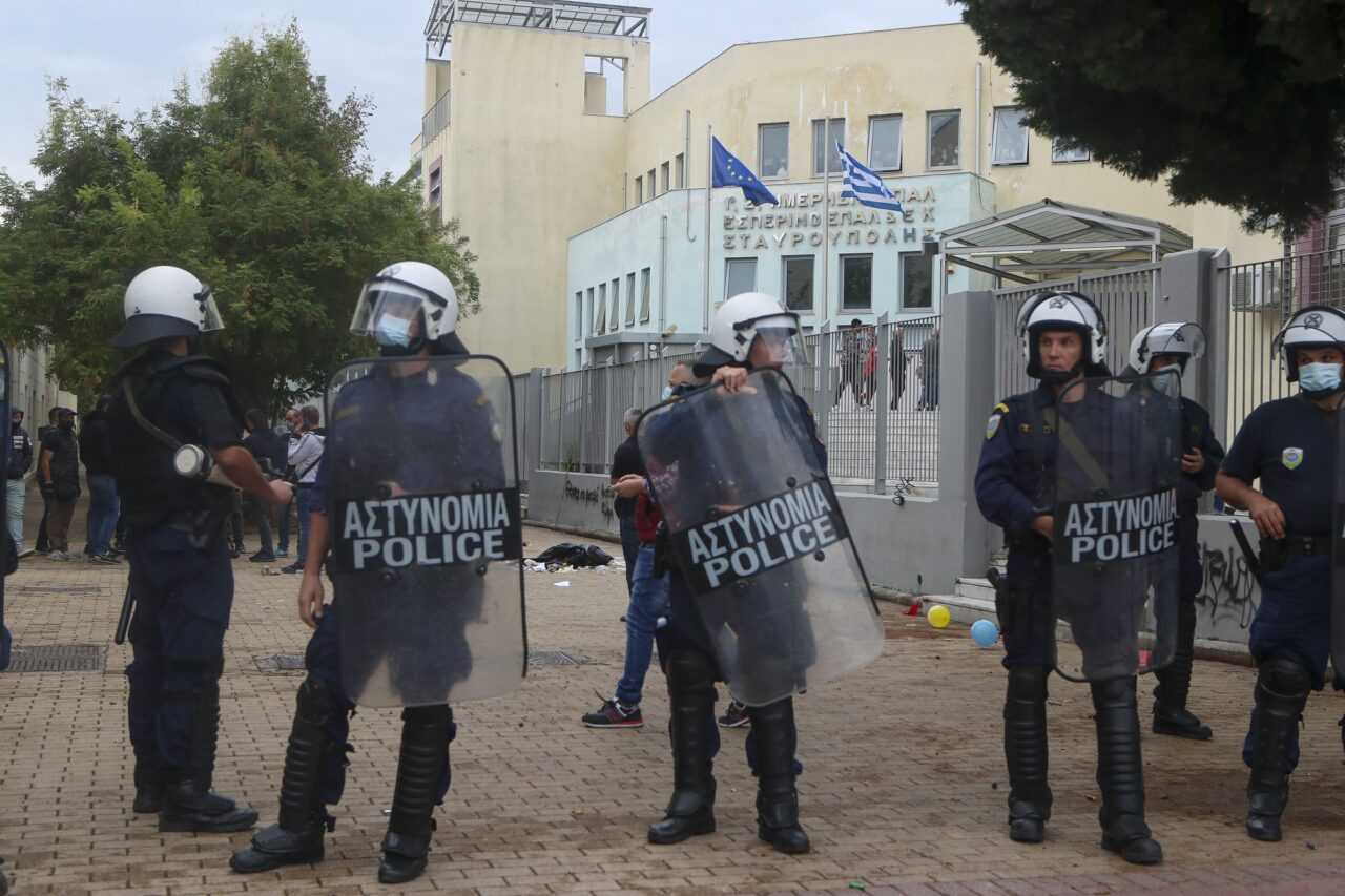 Νέες συλλήψεις για τα επεισόδια στη Σταυρούπολη – Βρέθηκαν όπλα και μαχαίρια στα σπίτια συλληφθέντων